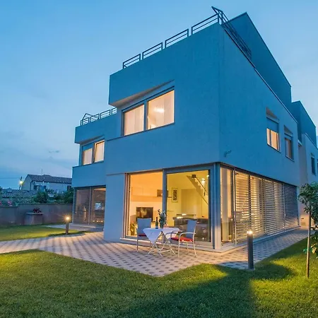 Caisa- Luxury 20 M From The Sea Apartman Zára